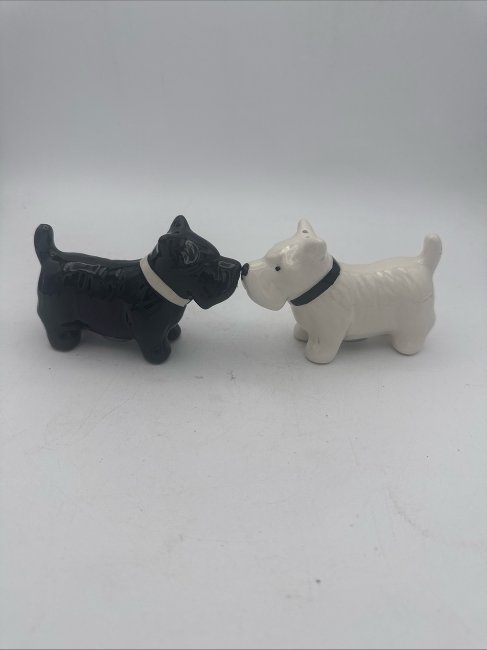 Kissing black & white Scottish Terriers Scotties ceramic Salt pepper shaker set
